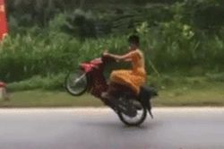 Khoe clip mặc váy, bốc đầu xe máy lên MXH để câu view, nam thanh niên nhận kết đắng
