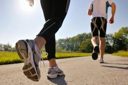 Người bị đau thần kinh tọa có nên đi bộ hay không?