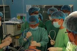 Gắp thành công dị vật nằm trong phế quản bé gái