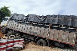 4 người trên xe tải thoát chết nhờ hốc cứu nạn trên đèo Lò Xo