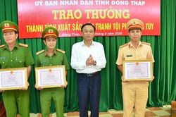 Thưởng nóng Công an huyện xuất sắc bắt vụ vận chuyển hơn 45kg ma túy