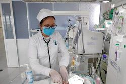 Phẫu thuật thành công bé 28 tuần tuổi viêm phúc mạc do thủng tạng rỗng