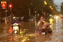 Đầu tư lớn chống ngập, vì sao phố Hà Nội vẫn biến thành sông mỗi lần mưa to?