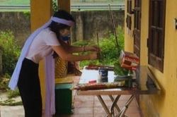 Cô gái Nghệ An lập bàn thờ, chịu tang mẹ trong khu cách ly