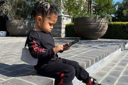 Có nên mua túi hiệu 15.000 USD cho con như Kylie Jenner?