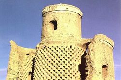 Tháp chim bồ câu hàng trăm năm tuổi ở Iran