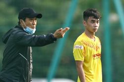Trợ lý Lee dạy từng động tác cho cầu thủ U22 Việt Nam