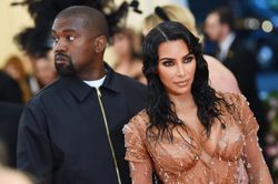 Kanye West chưa muốn về nhà với vợ con