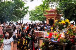 Phủ Tây Hồ phải đóng cửa vì quá đông người đến lễ