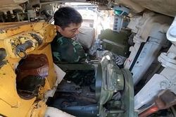 Những 'chú ong thợ' thăm khám 'chiến mã' T-72B3