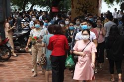 Dòng người chen lấn đi lễ giữa dịch COVID-19, Phủ Tây Hồ tạm đóng cửa từ 15h ngày 19/8