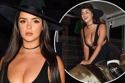 Mẫu nội y Demi Rose mặc bra-top phô vòng 1 đẫy đà
