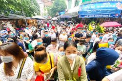 Bất chấp dịch COVID, 'biển người' chen nhau đi lễ Phủ Tây Hồ đầu tháng cô hồn