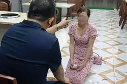 Tạm giữ chủ quán bắt nữ khách hàng quỳ gối, chửi bới kiểu giang hồ