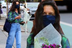 Katie Holmes lăng xê mốt quần bò ống suông nhưng vẫn mất điểm vì lỗi quen thuộc