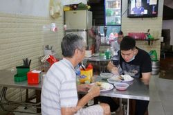 Hàng quán Hà Nội khởi động lại 'lá chắn' phòng chống dịch COVID-19