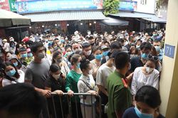 Ngàn người chen chân không giãn cách, phủ Tây Hồ tạm đóng cửa
