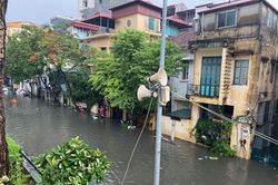 Đường phố Hà Nội ngập thành sông trong ngày mưa lớn