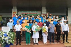 Ngày ra viện của các y bác sĩ và thành viên 'chuyến bay quả cảm'