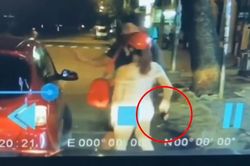 Clip: Cô gái trẻ tiếp cận 2 khách nước ngoài rồi thực hiện hành vi trộm cắp trong tích tắc