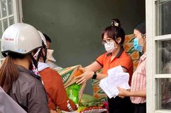 Trao tặng 100 phần quà cho người có hoàn cảnh khó khăn