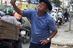 Xúc động người cha 15 năm bán hàng rong vỉa hè, bị nhiều người gọi là 'điên khùng' để kiếm tiền nuôi 3 con ăn học