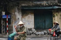 Khoảnh khắc mưa thu rũ xuống Hà Nội cho ta cảm xúc thật đẹp nhưng khó nói bằng lời