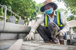 Chủ tịch quận Hoàn Kiếm cam kết chất lượng đá vỉa hè hồ Gươm