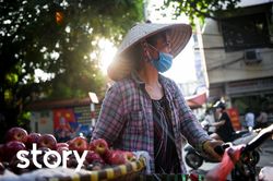 Người phụ nữ 20 năm bán hàng rong khắp các tuyến phố cổ