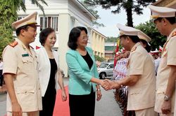 Phó Chủ tịch nước thăm, chúc mừng cán bộ, chiến sĩ Công an tỉnh Yên Bái