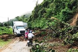 Điện Biên: Bùn đất tràn mặt đường, QL279 ùn tắc cục bộ