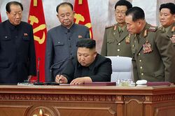 NLĐ Kim bất ngờ họp gấp, thừa nhận kế hoạch phát triển kinh tế bị thụt lùi