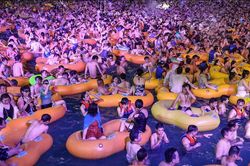 Hàng nghìn người dân Vũ Hán tụ tập tổ chức tiệc âm nhạc bể bơi