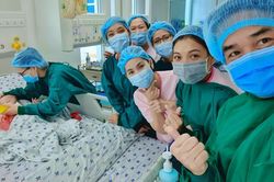 Trúc Nhi - Diệu Nhi đã ăn được tô cháo thịt đầu đời sau cuộc đại phẫu thuật tách dính