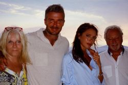 Vợ chồng David Beckham đưa cả gia đình đi Hy Lạp nghỉ dưỡng: Victoria ngọt ngào bên ông xã như lúc mới yêu
