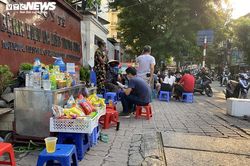 Quán trà đá phớt lờ lệnh cấm, bán đầy vỉa hè Hà Nội