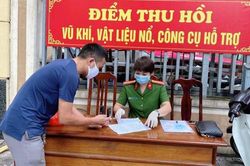 Vận động người dân giao nộp nhiều viên đạn, súng các loại