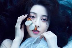 Phạm Băng Băng chụp ảnh với váy cưới