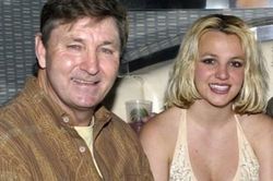 Britney Spears tiếp tục bị cha giám sát cuộc sống
