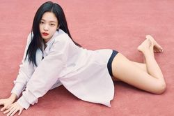 Jennie tạo dáng quyến rũ trên tạp chí
