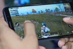 Có 8 triệu nên mua iPhone 7 Plus hay Oppo Reno4 để chơi game?