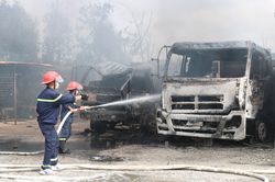 Lửa thiêu rụi 3 ôtô trong bãi xe công ty xăng dầu