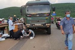 Xe ben tuột dốc tông chết một phụ nữ