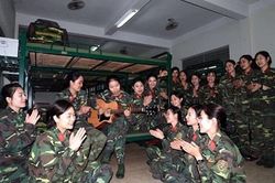 Con gái mẹ đã trở thành chiến sĩ