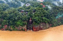 Hình ảnh lũ lụt ở Trung Quốc: Nước sông Trường Giang cao kỷ lục, đập Tam Hiệp mở 11 cửa xả