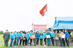 Những món quà mang trọn tin yêu đến tuyến đầu phòng, chống dịch