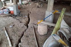 Đất nứt toác bất thường, Sơn La di dời khẩn cấp 19 hộ dân ở huyện Mường La