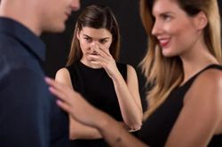 Chồng lén lút qua lại với tình cũ, có nên 'xuống nước' nhẫn nhịn để giữ gia đình
