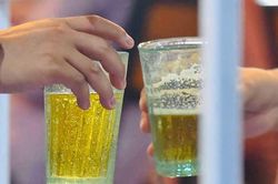 Quán bia Hà thành thời COVID, dân nhậu cụng ly qua vách ngăn