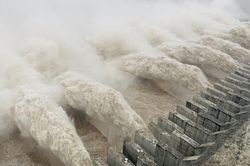 Nước lũ đổ về cuồn cuộn, đập Tam Hiệp có nguy cơ tràn